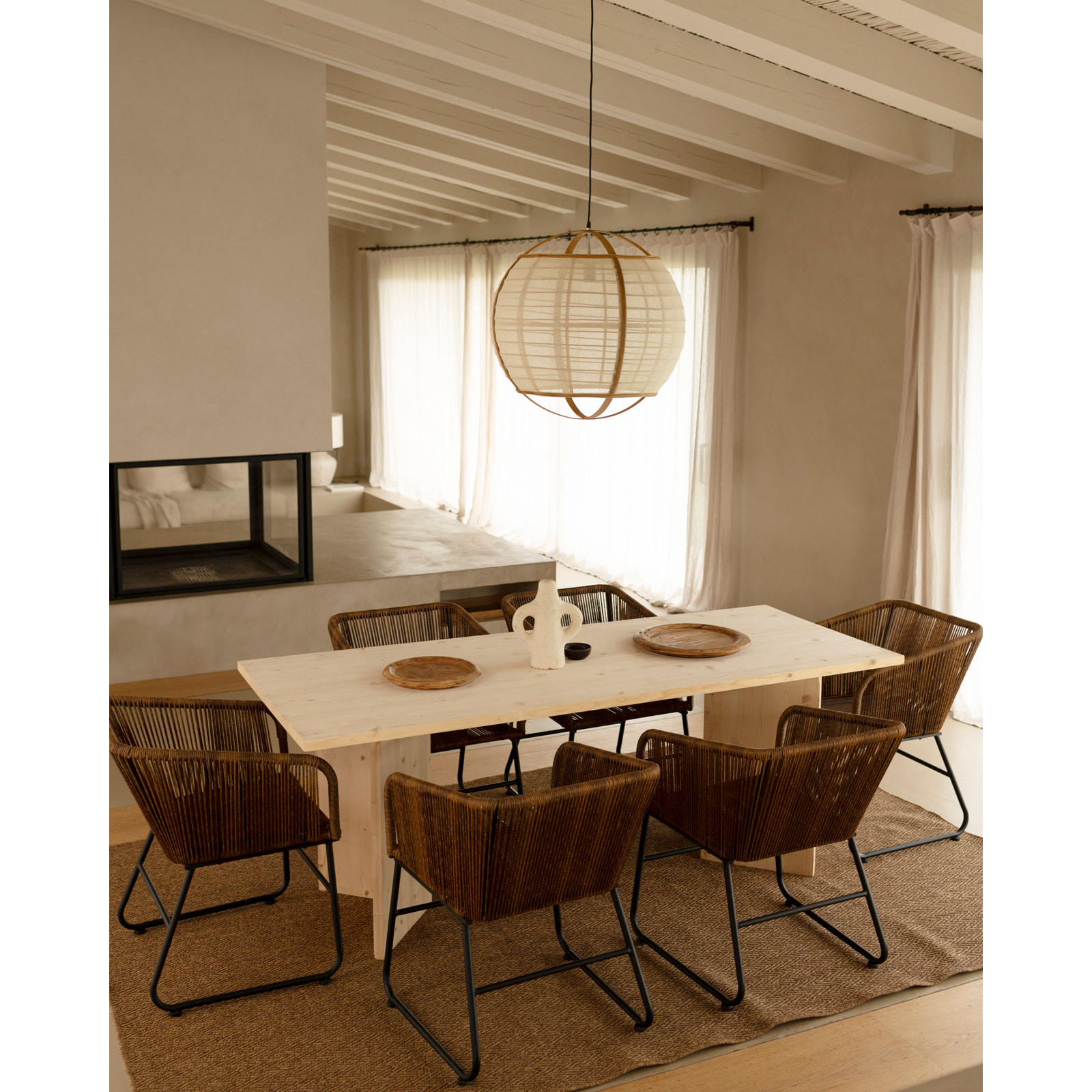Table de salle à manger en bois massif en ton naturel en différentes tailles