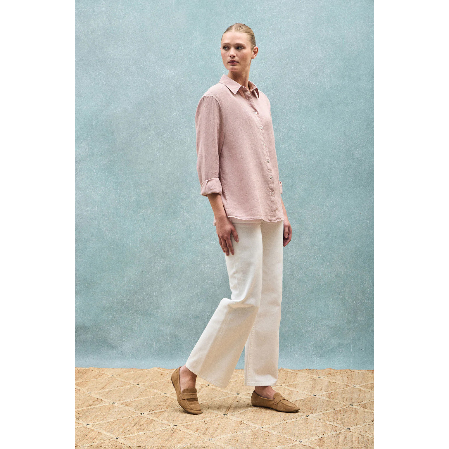 Camisa rosa taupe garment dye de lino con monograma bordado