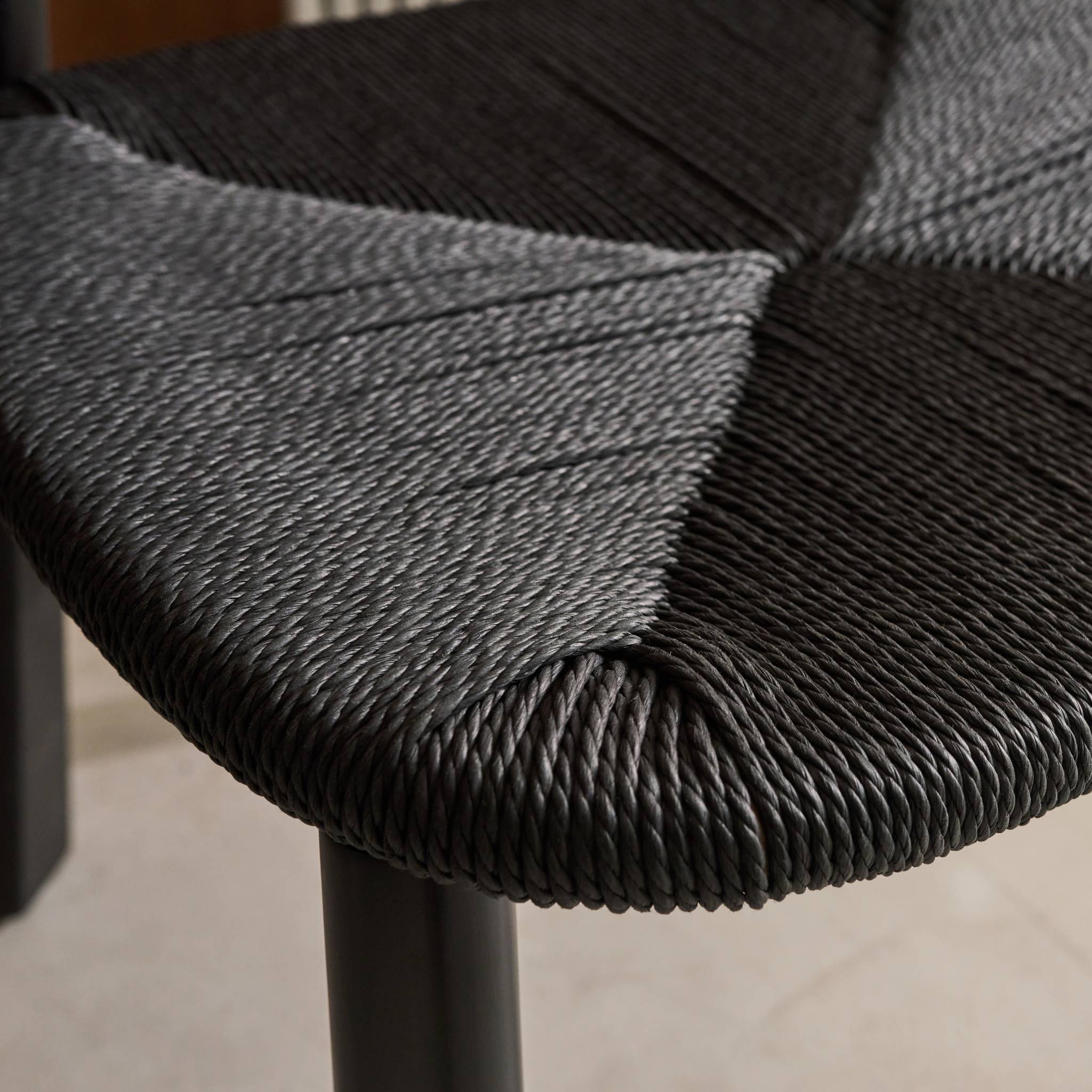 Lot de 2 chaises scandinaves en bois d'hévéa noir et assise en corde noire