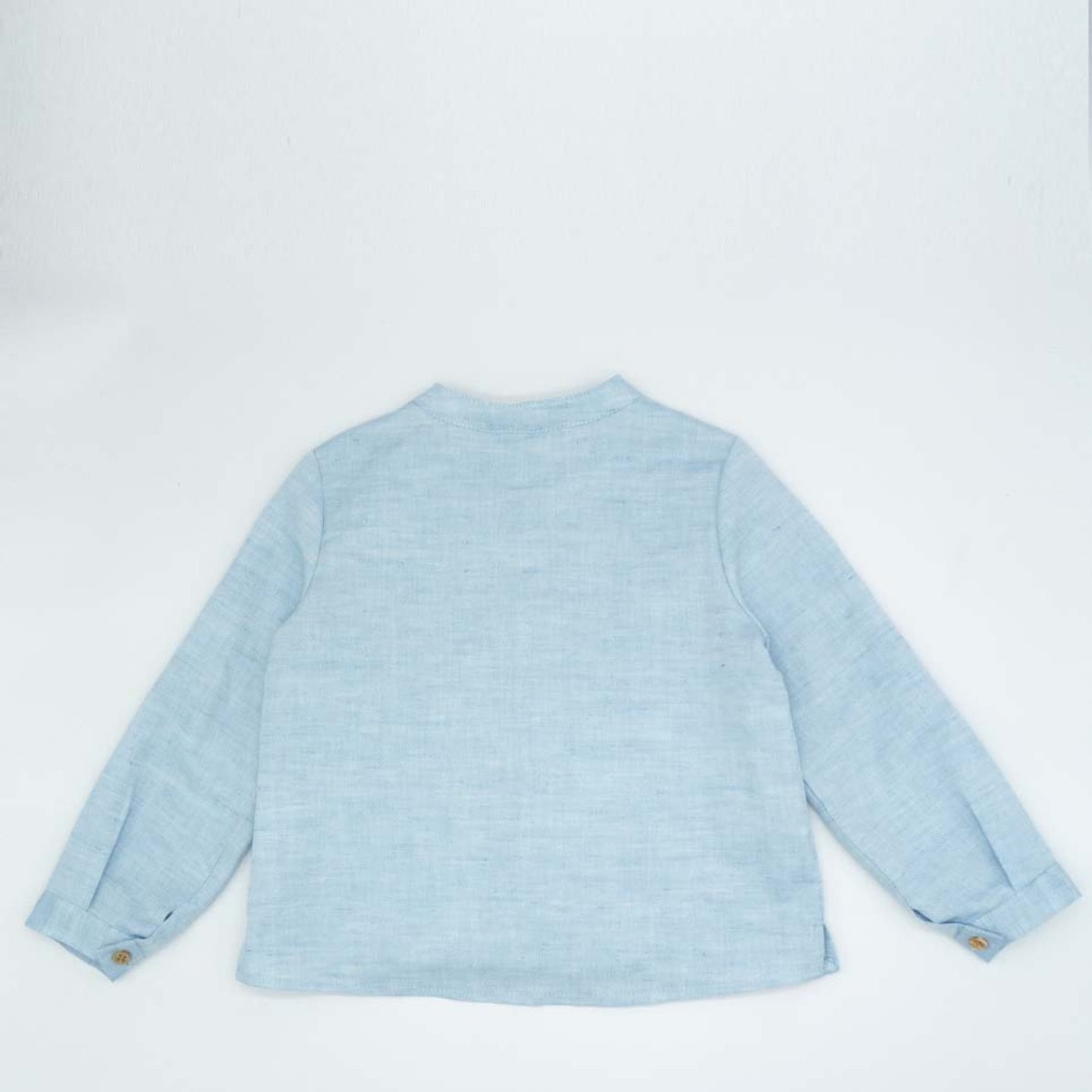 CAMISA LINO CELESTE CON BOTON DE MADERA
