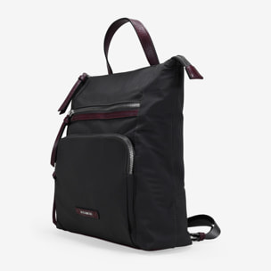 Mochila deportiva negra con cremalleras metálicas