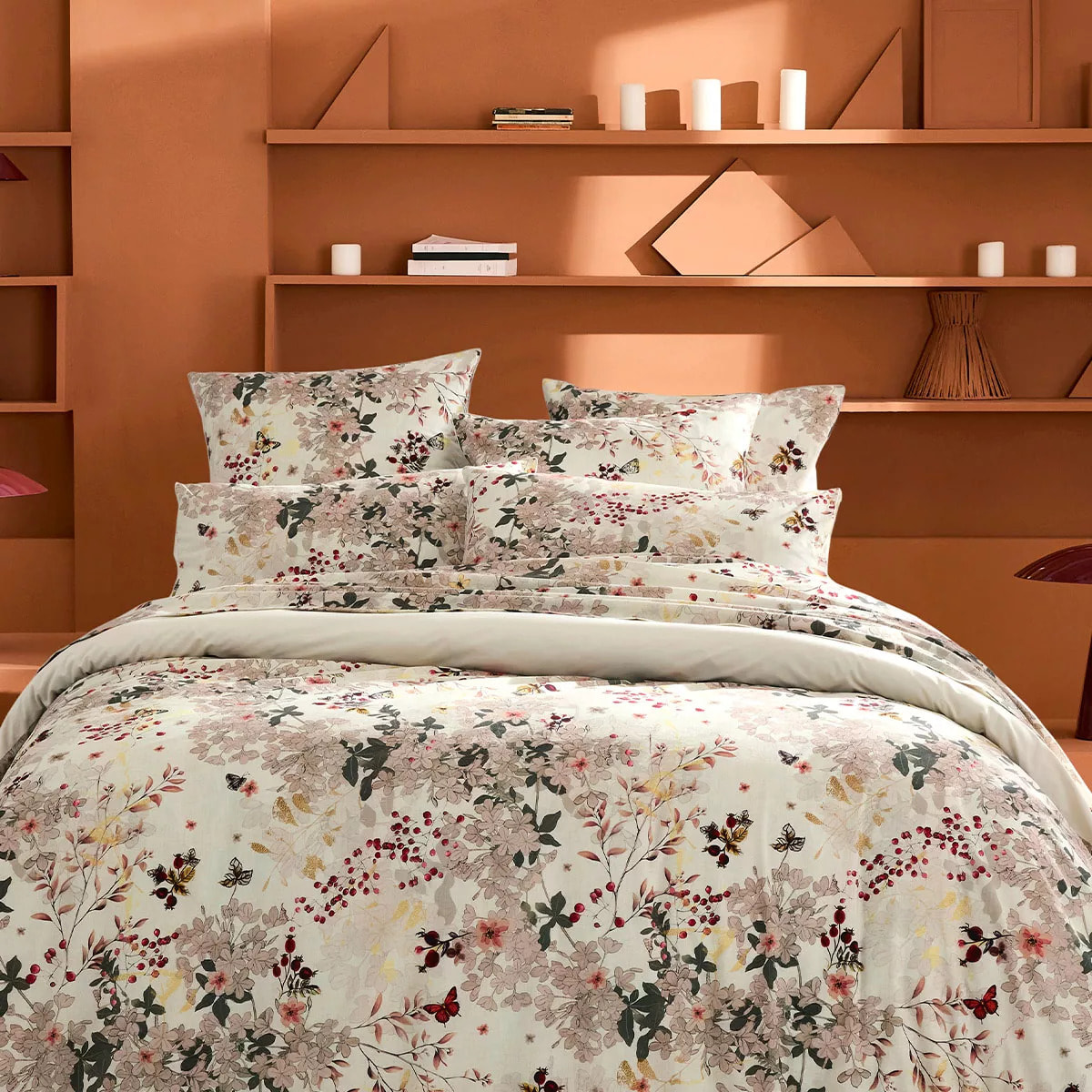 Drap plat percale de coton lavé 115 g/m² imprimé beige bordeaux Vintage flowers cranberry