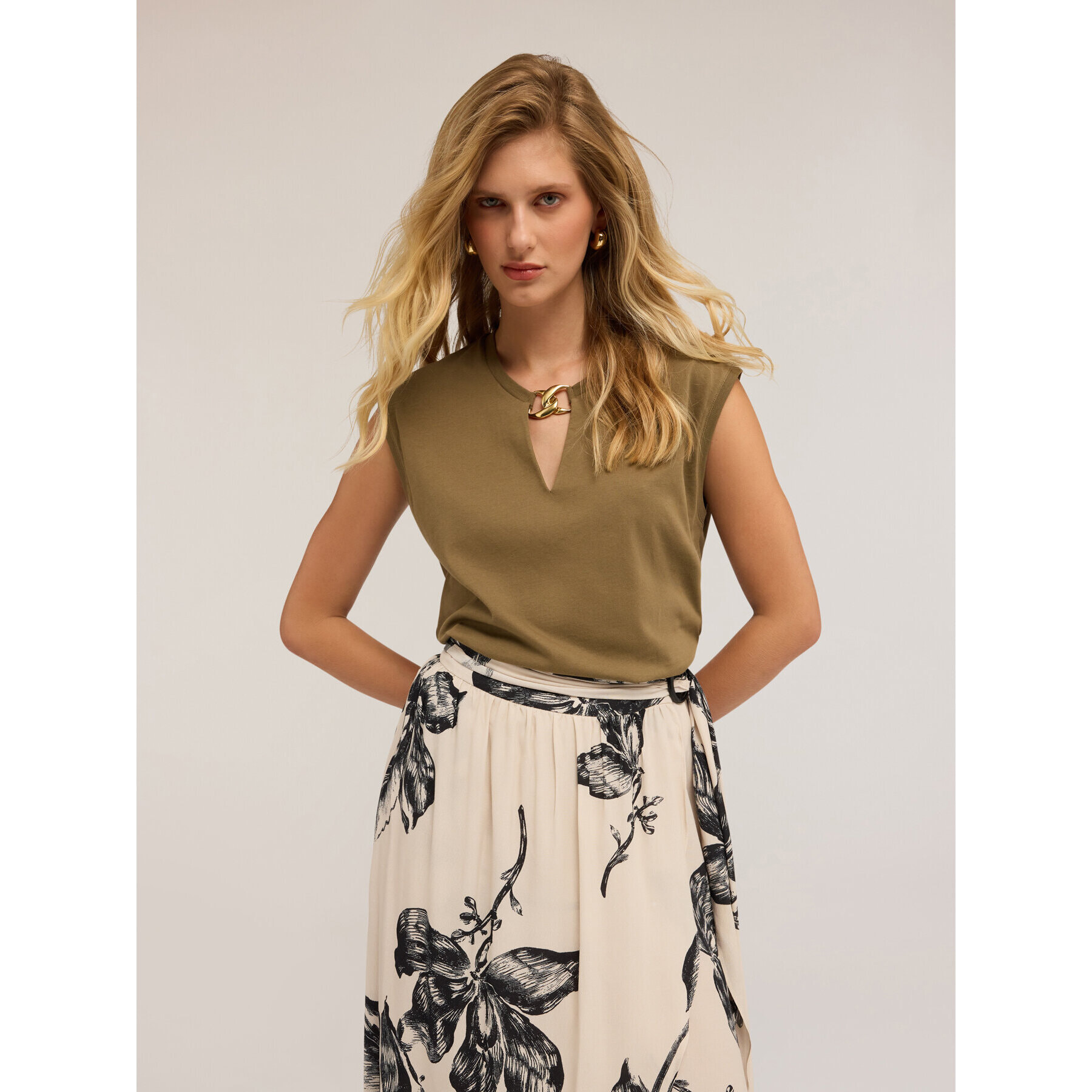 Motivi - T-shirt con dettaglio in metallo - Verde militare