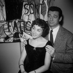 Affiche photo d'acteurs - Yves Montand et Elisabeth Manet , 1955 Affiche sous cadre noir