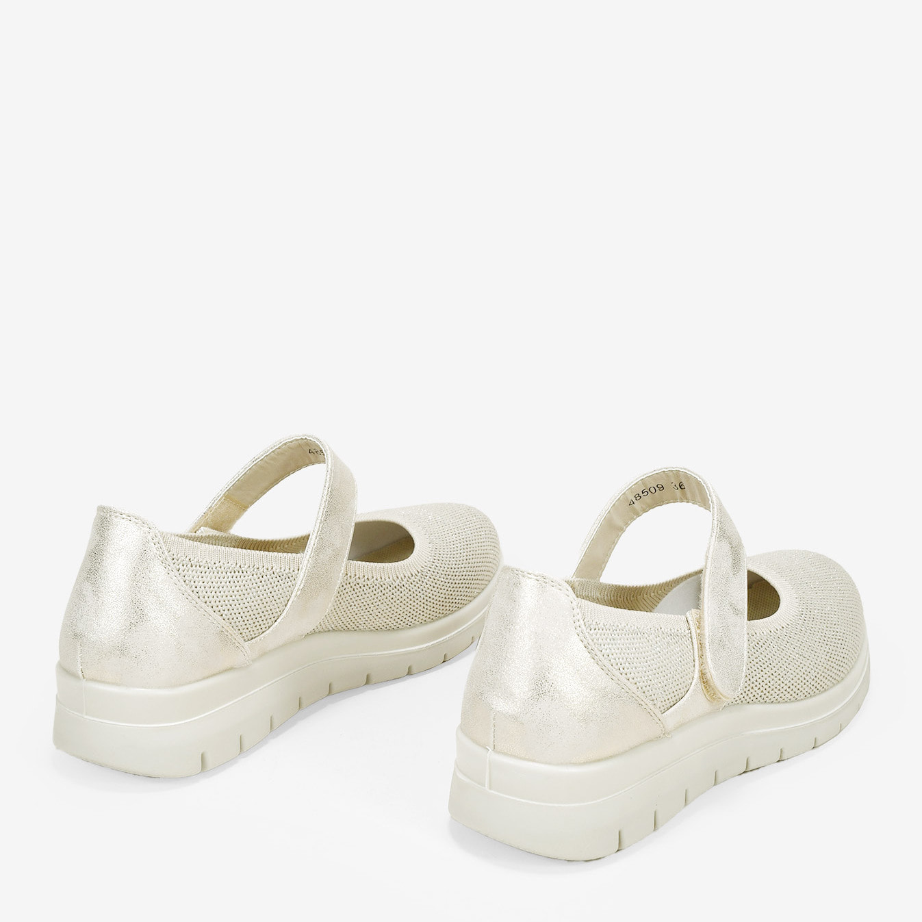 Zapatos deportivos beige con cuña