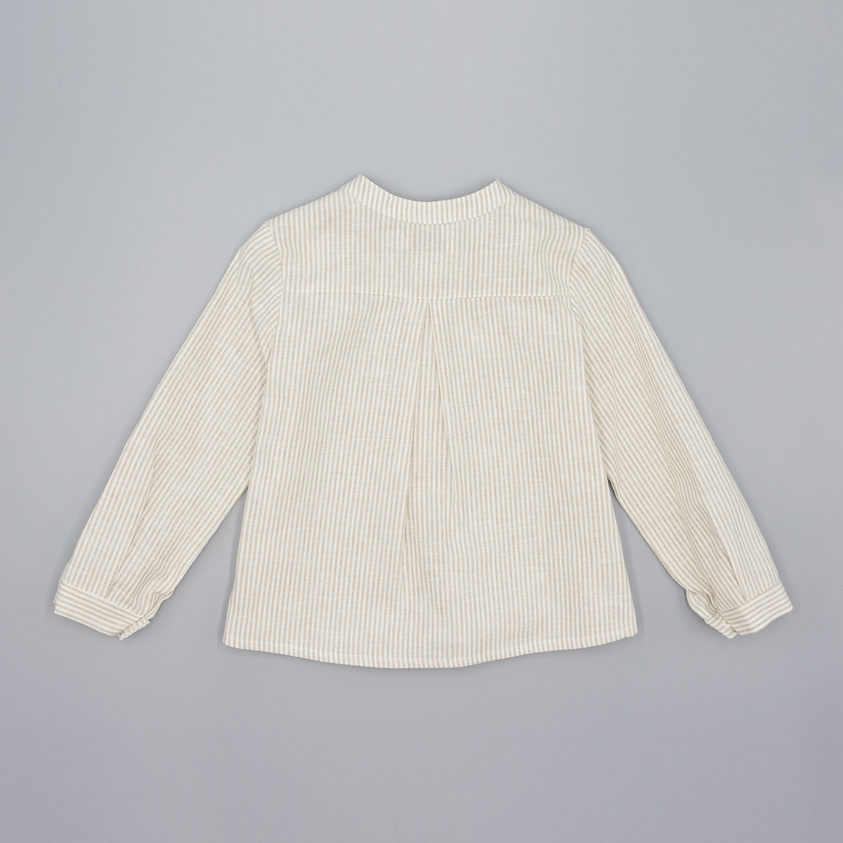 Camisa de rayas de lino natural. Cuello mao y tapeta con botones.