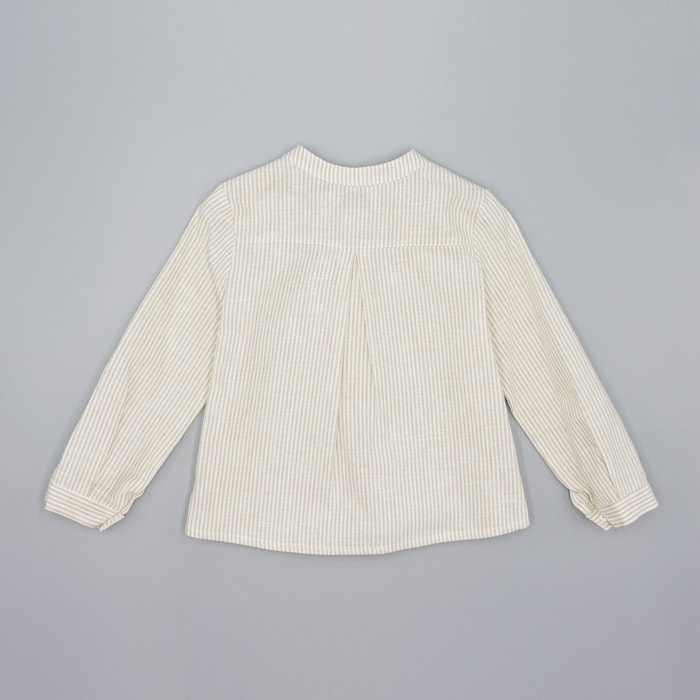Camisa de rayas de lino natural. Cuello mao y tapeta con botones.