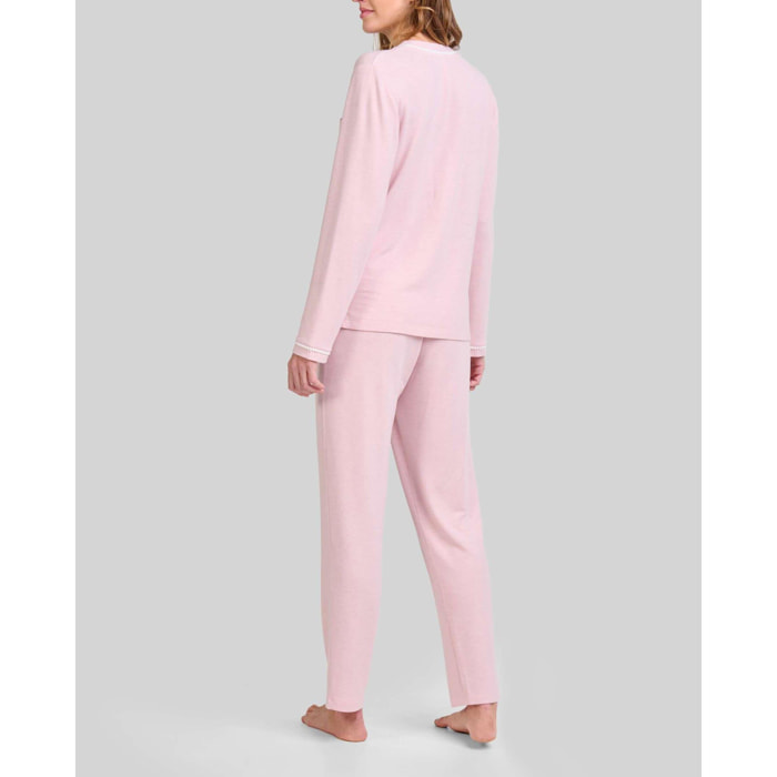 Pijama mujer tejido vigoré, escote en pico decorado con adorno y abertura con botones, cómoda manga larga y pantalón largo