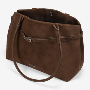 Bolso de hombro marrón con cinturón y hebilla