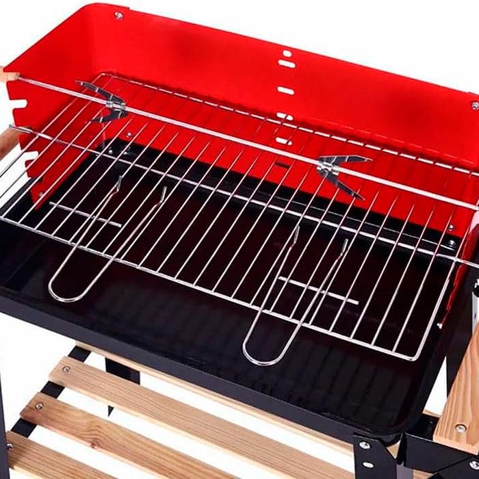 Griglia a carbone portatile con ruote e spiedo.