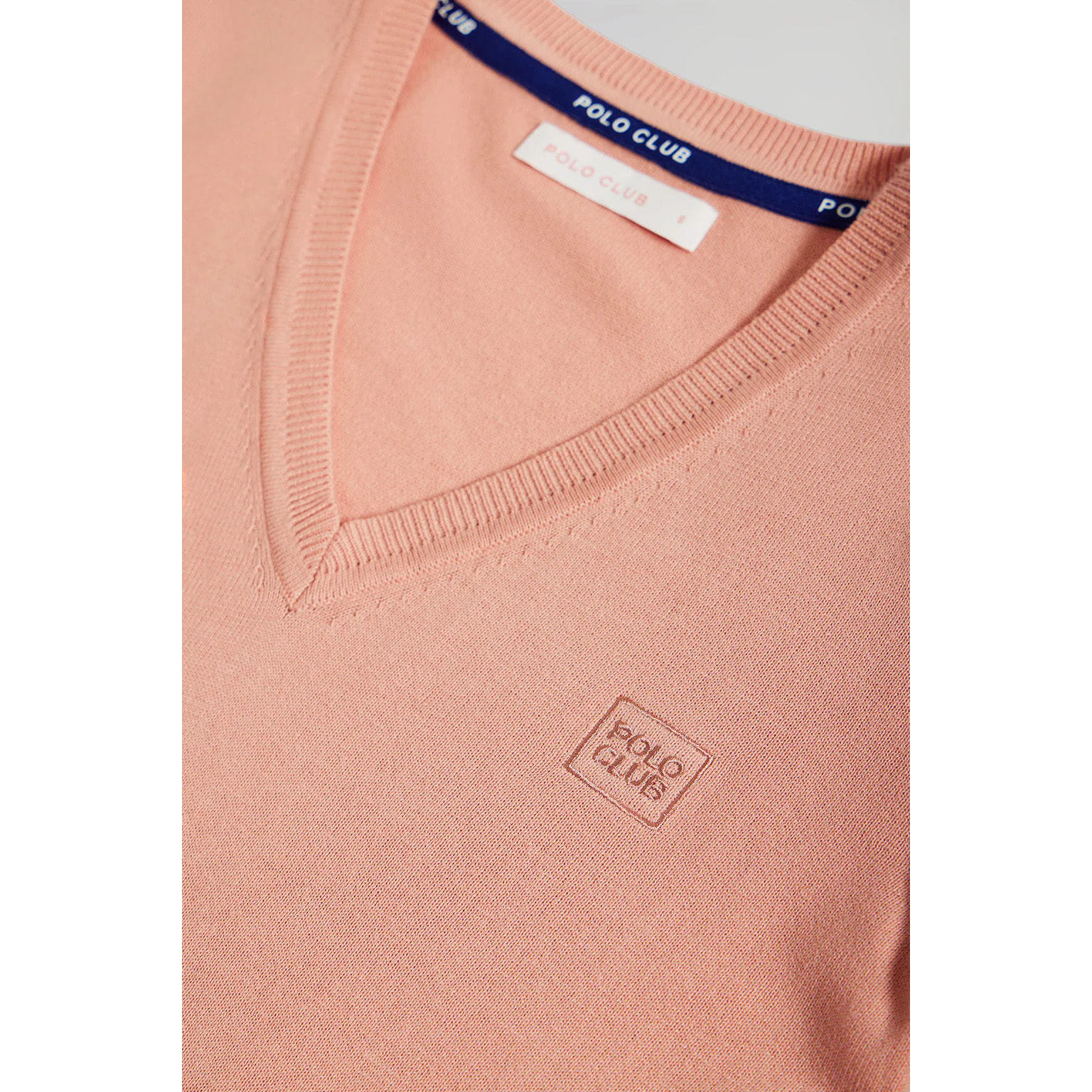 Maglione basic rosa pallido con scollo a V e logo ricamato tono su tono