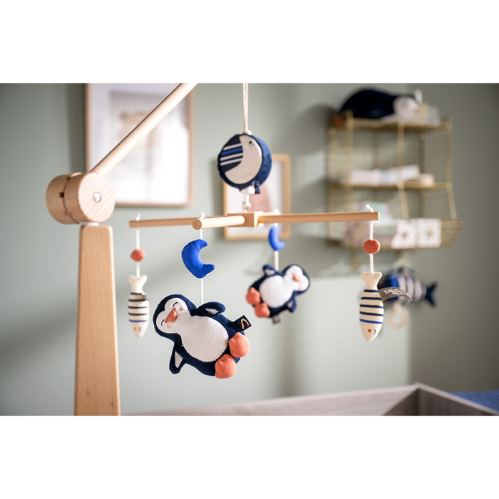 Mobile musical en bois avec jouets pingouin