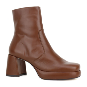 Botine de piel color cuero con plataforma. Tacón de 7 cm
