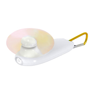 Ventilador portátil con linterna LED integrada y mosquetón para transporte.