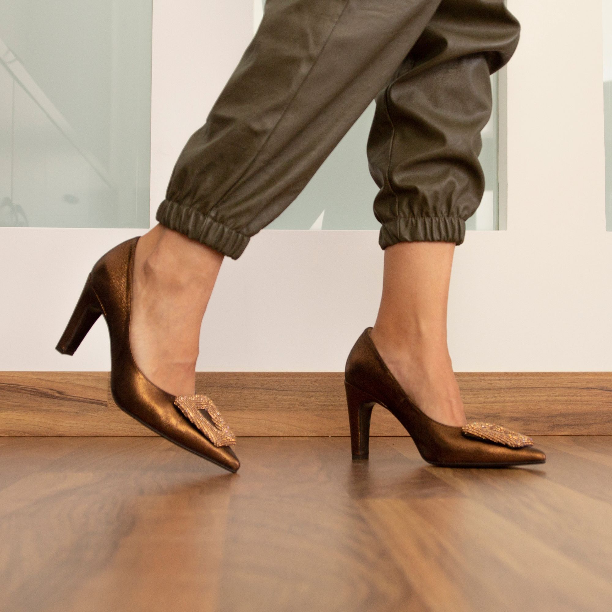 Salón de piel color bronce dorado con adorno, Tacón de 9 cm