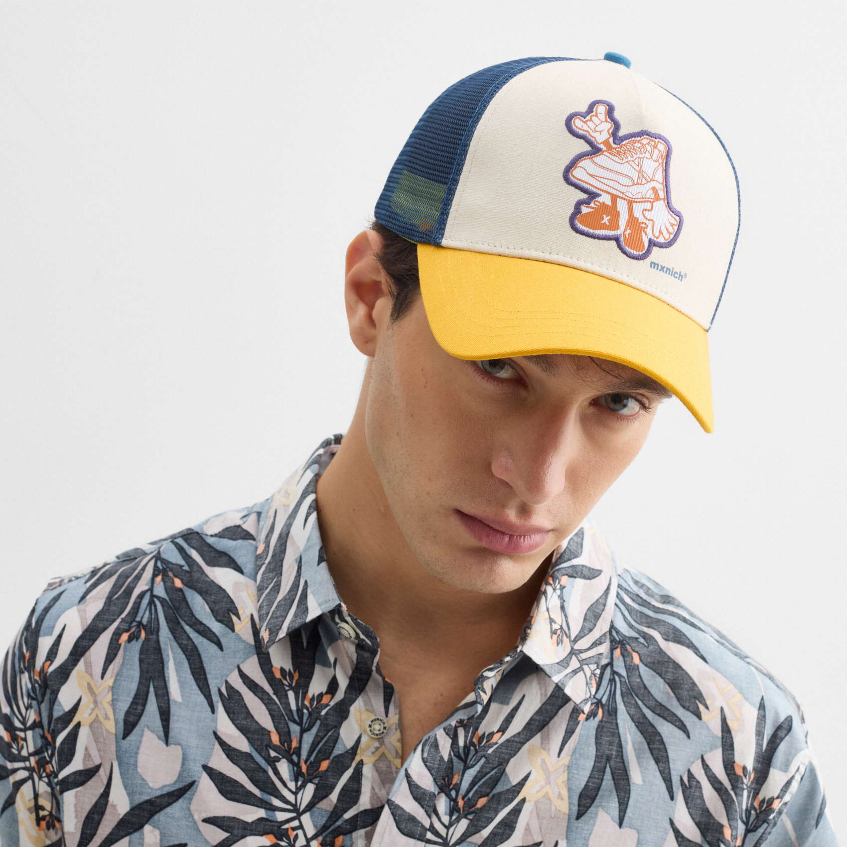 Gorra MUNICH trucker cartoon streetwear de algodón-poliéster tricolor