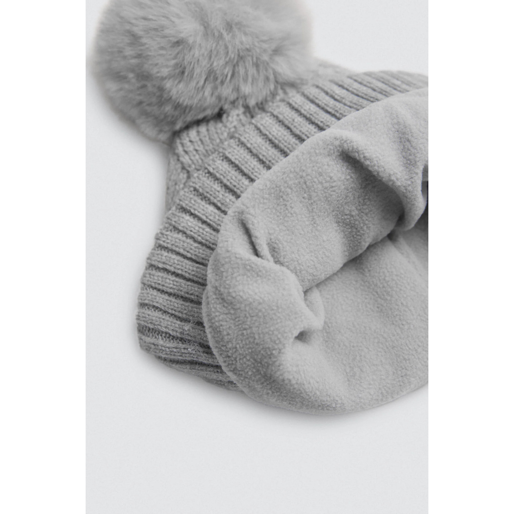 Cappello di peluche con pompon