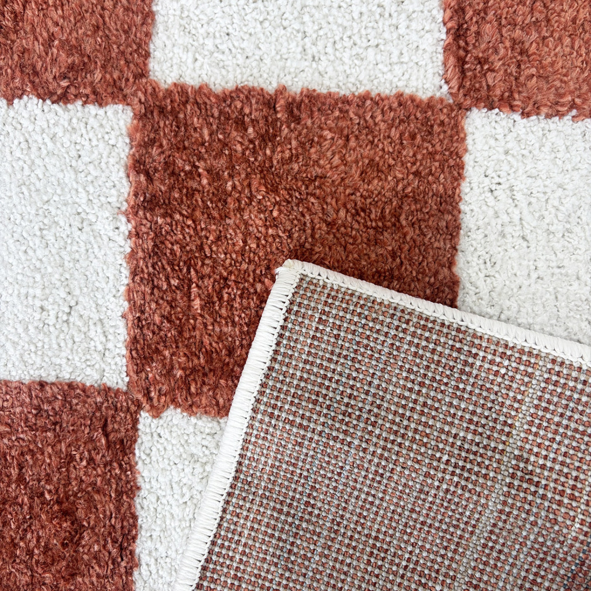 PANTONE - Tapis terracotta à motif damier TERRA DEL SOL
