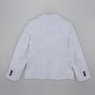 Blazer de rayas azul. Con tres bolsillos exteriores, botones en los puños y el centro.