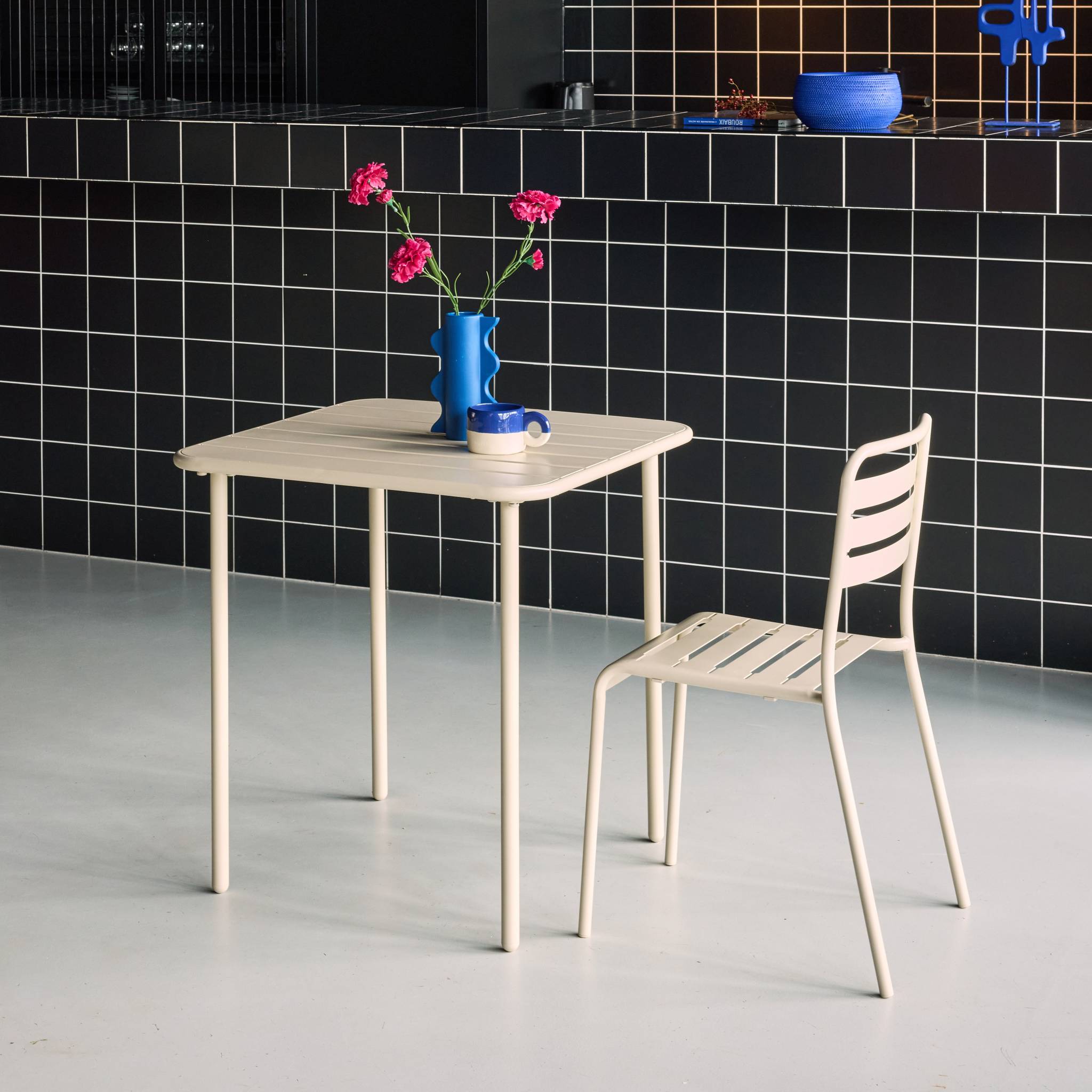 Table de jardin métal 2 places. beige. Amelia. 70x70cm. traitement antirouille. lattes et bords arrondis