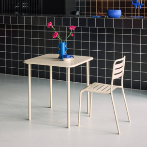 Table de jardin métal 2 places. beige. Amelia. 70x70cm. traitement antirouille. lattes et bords arrondis