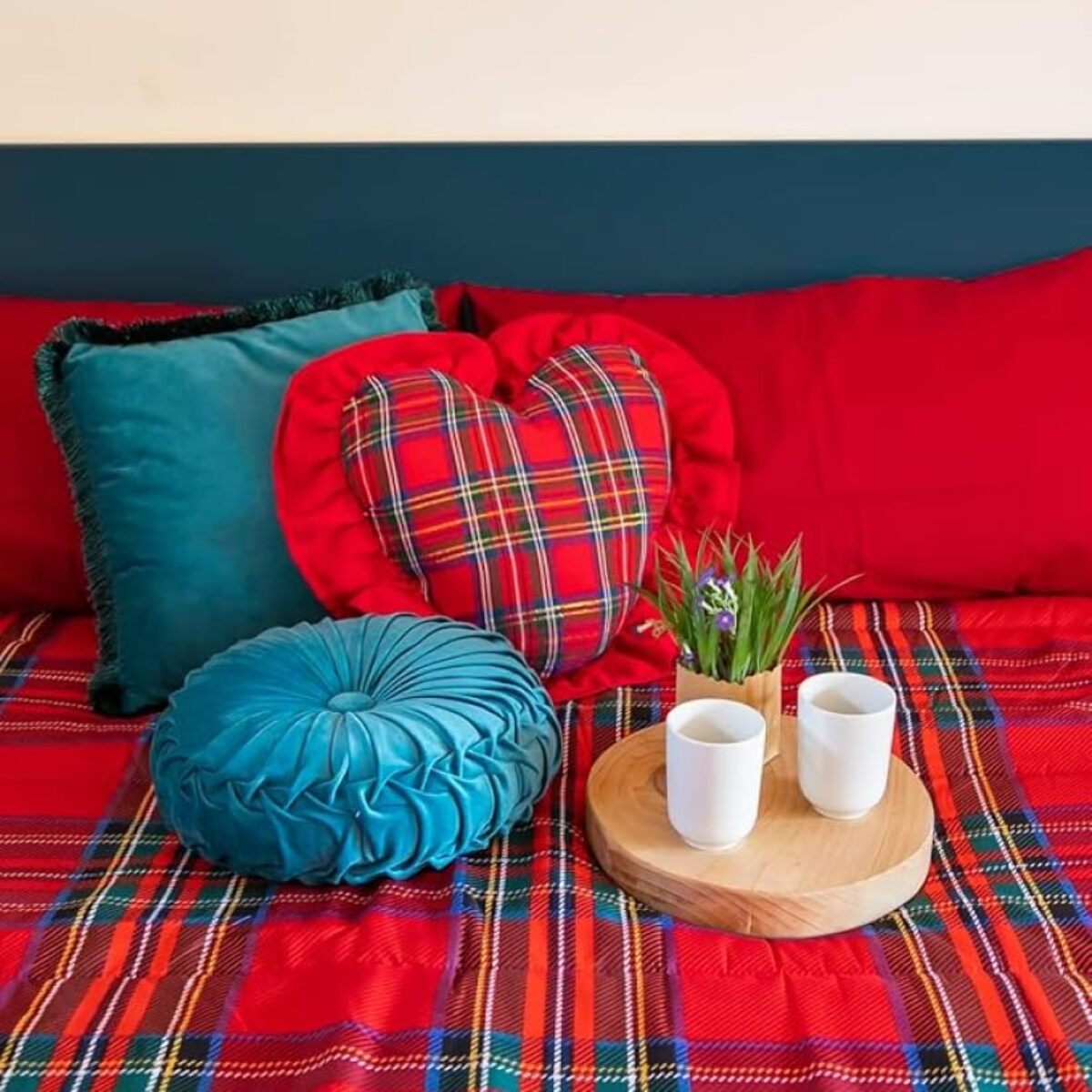 Piumino matrimoniale invernale anallergico 300 g/m², imbottitura ecologica soffice e calda, trapunta letto morbida e leggera, antiacaro e traspirante, lavabile in lavatrice, Made in Italy, comfort termico per notti fredde, dimensioni 260x260 cm