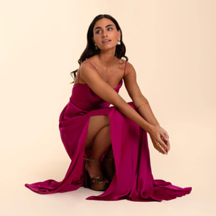 Vestido largo escote recto con abertura