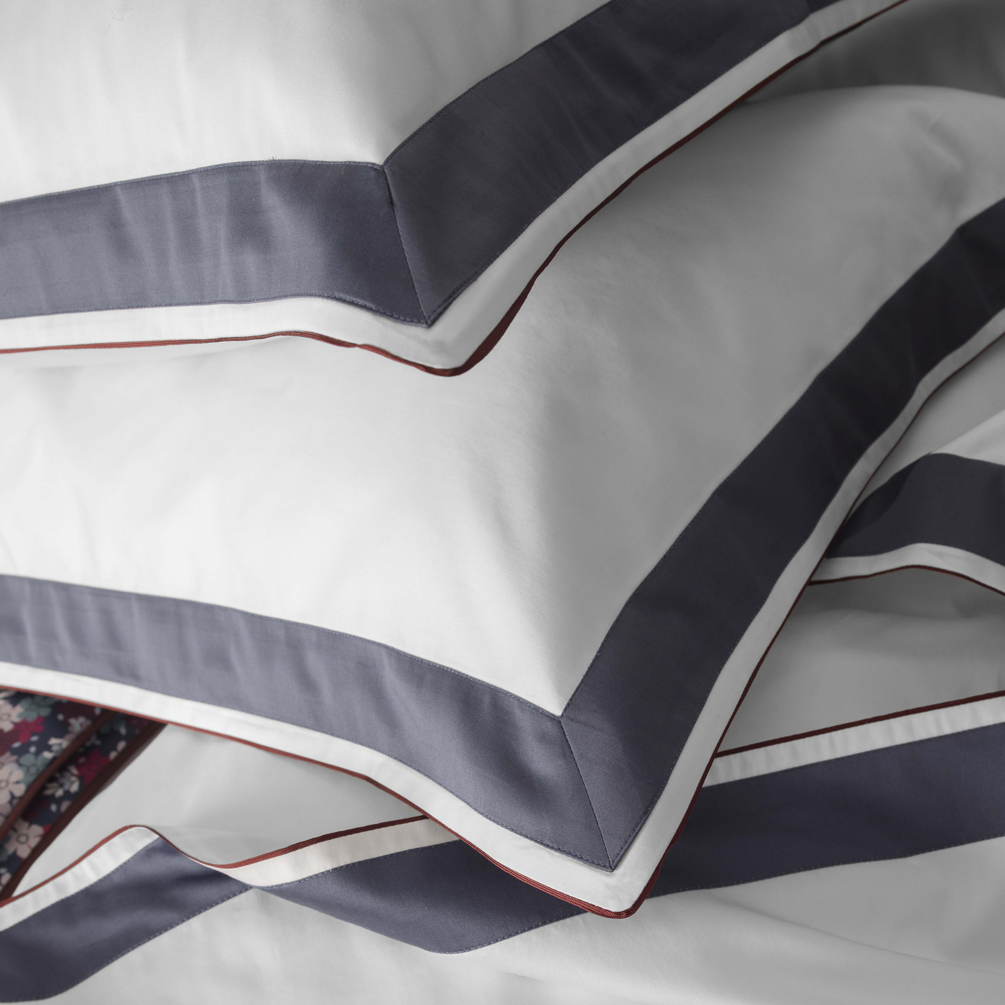 Drap plat tricolore en satin de coton avec bande appliquée, MARCEAU, Blanc Neige/Bleu Marine