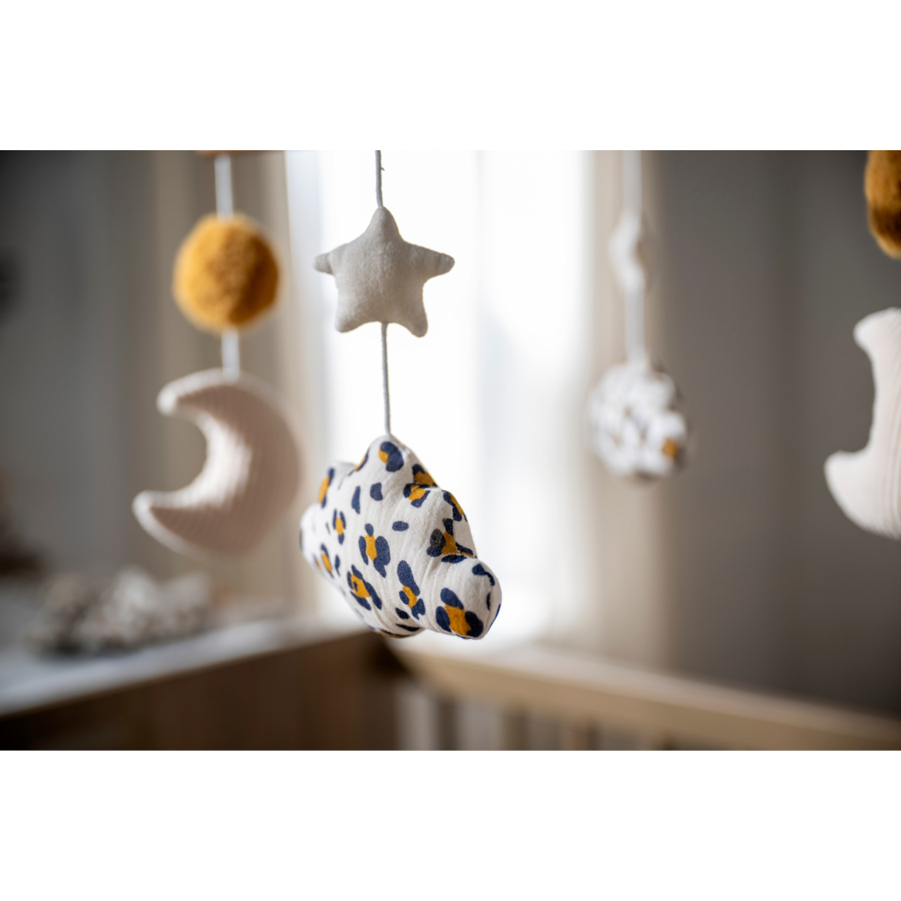 Mobile musical bébé en bois avec 4 jouets