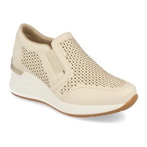 Zapatilla de Mujer con Calados y Strass