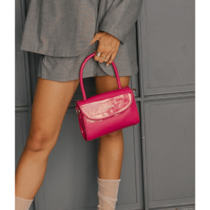 Bolso pequeño rosa de charol con solapa