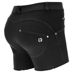 Shorts WR.UP® in denim navetta ecologico fondo sfrangiato e abrasioni