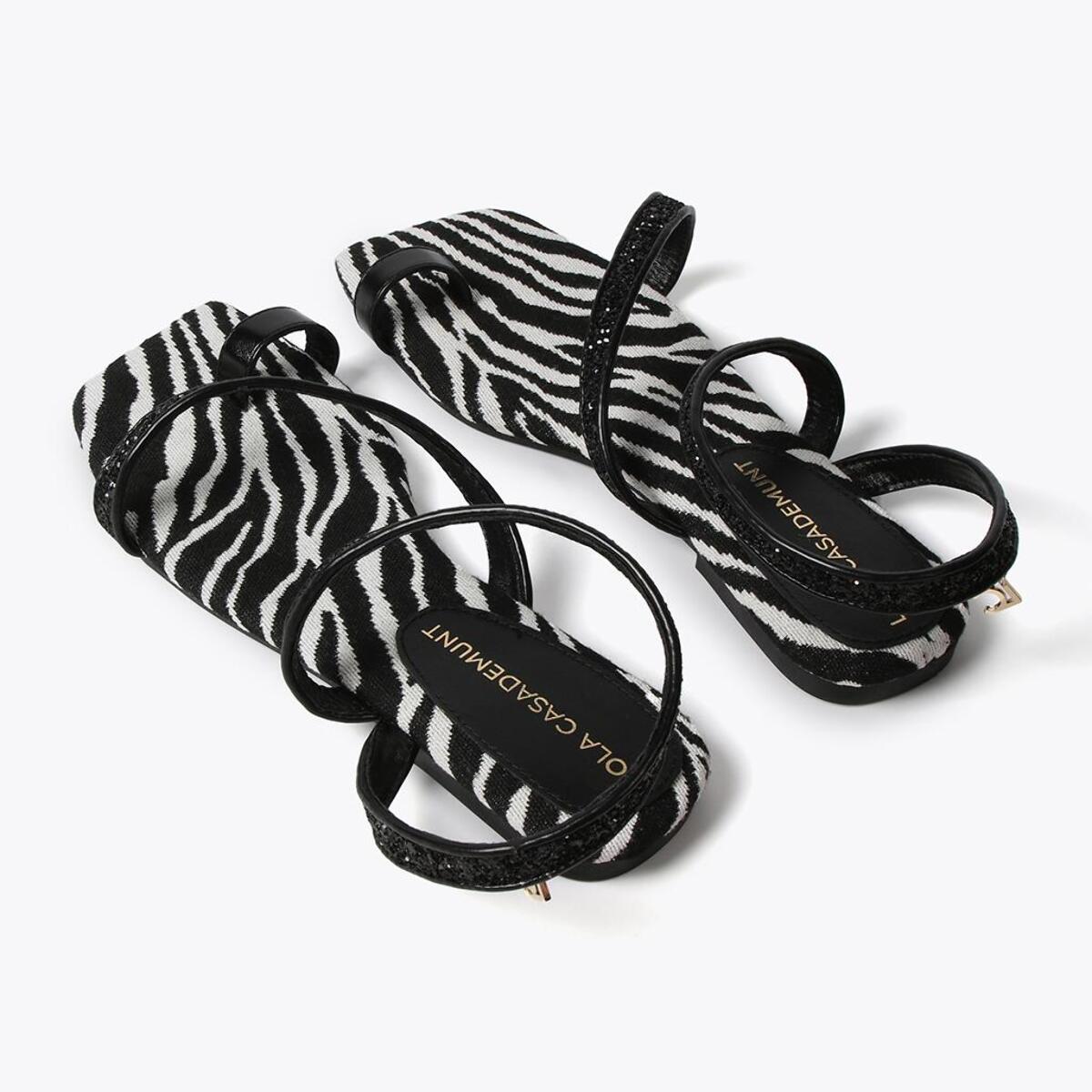 Sandali con fascette metallizzate e plantare con stampa zebrata