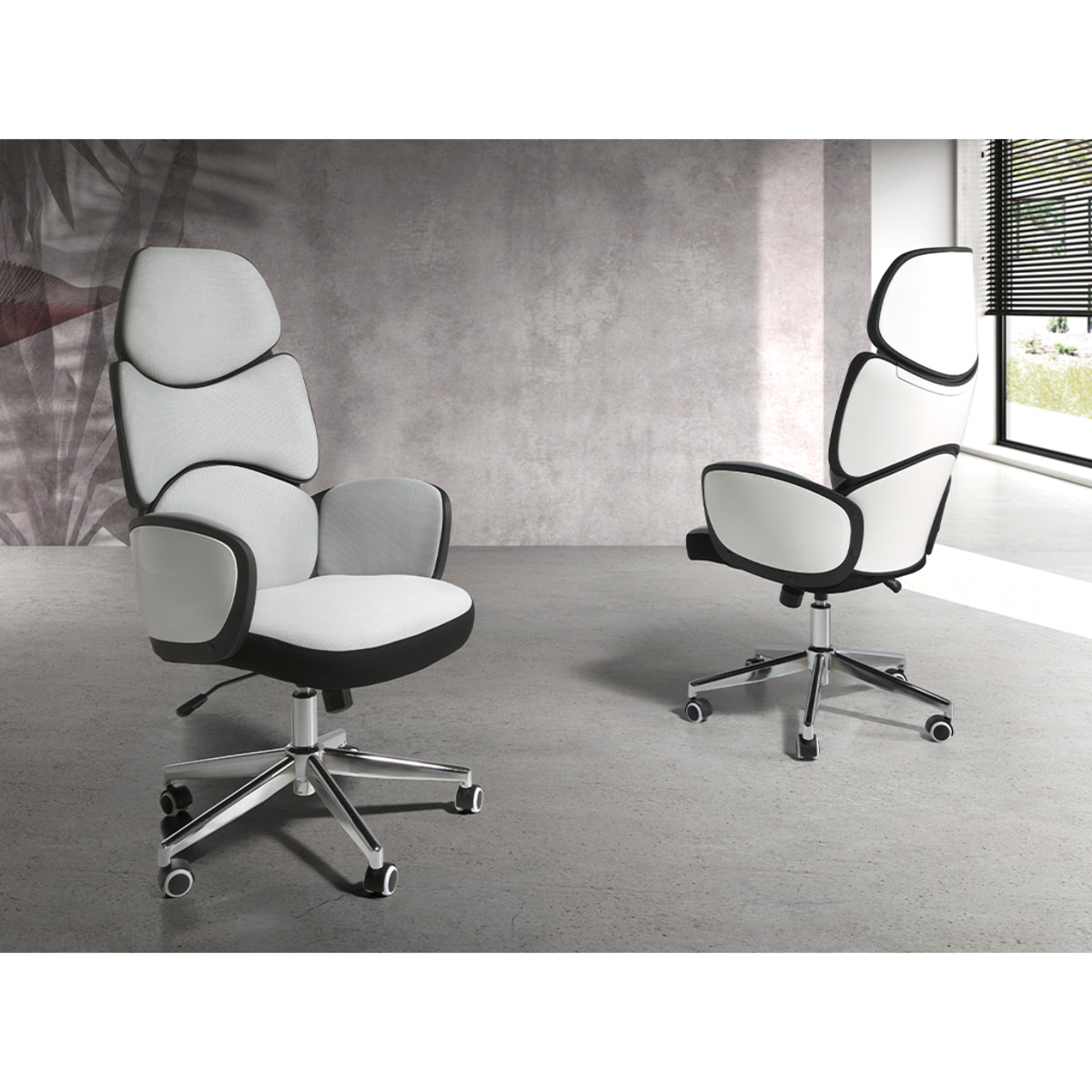 Silla Angel Cerdá oficina giratoria con asiento tapizado en tela gris claro y respaldo de pvc blanco acabado brillo con reposabrazos 64x69x118cm