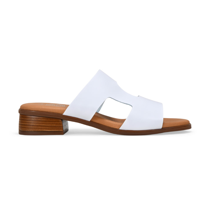 Sandalias de tacón blancas en piel