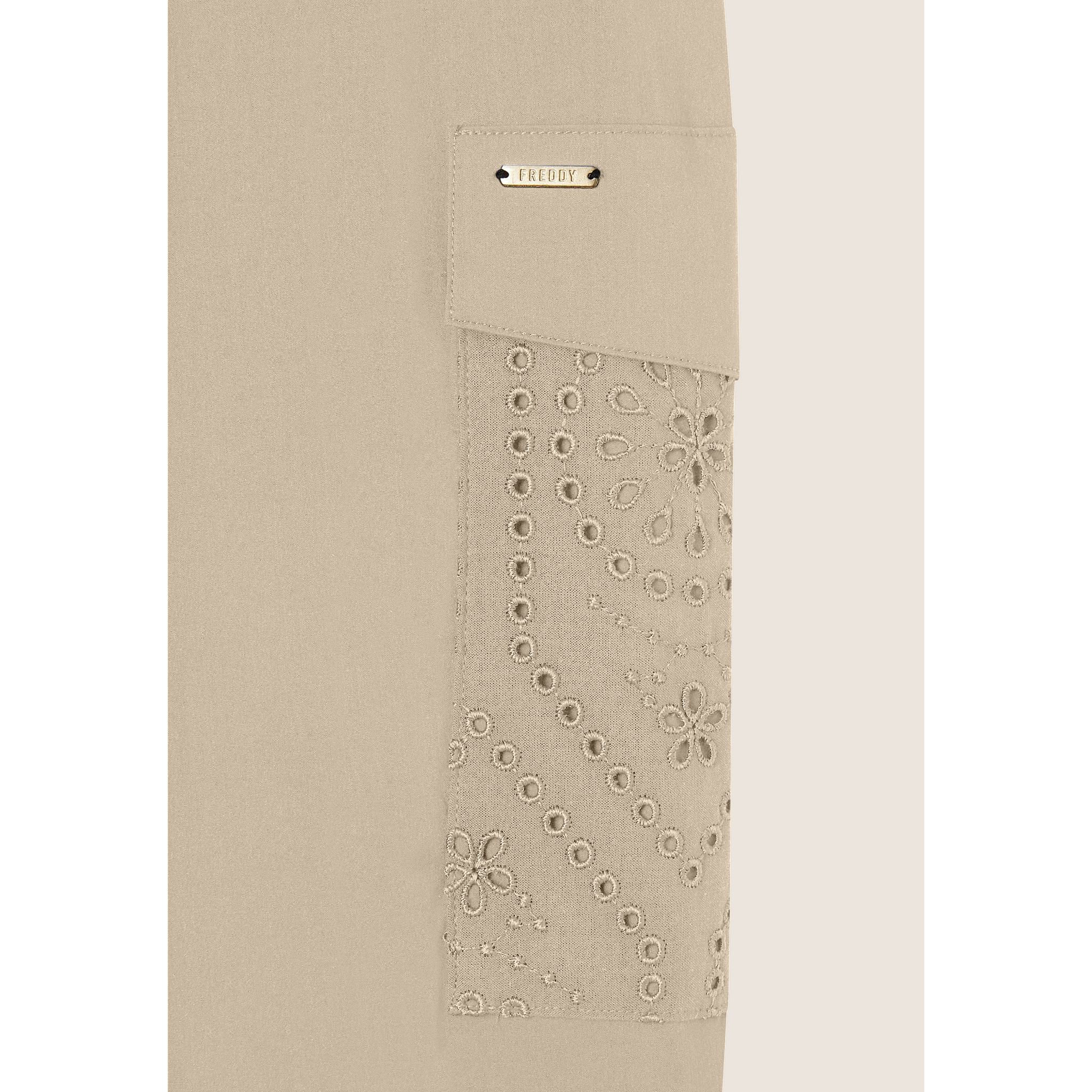 Pantaloni cargo in popeline con ricami Sangallo sulle tasche