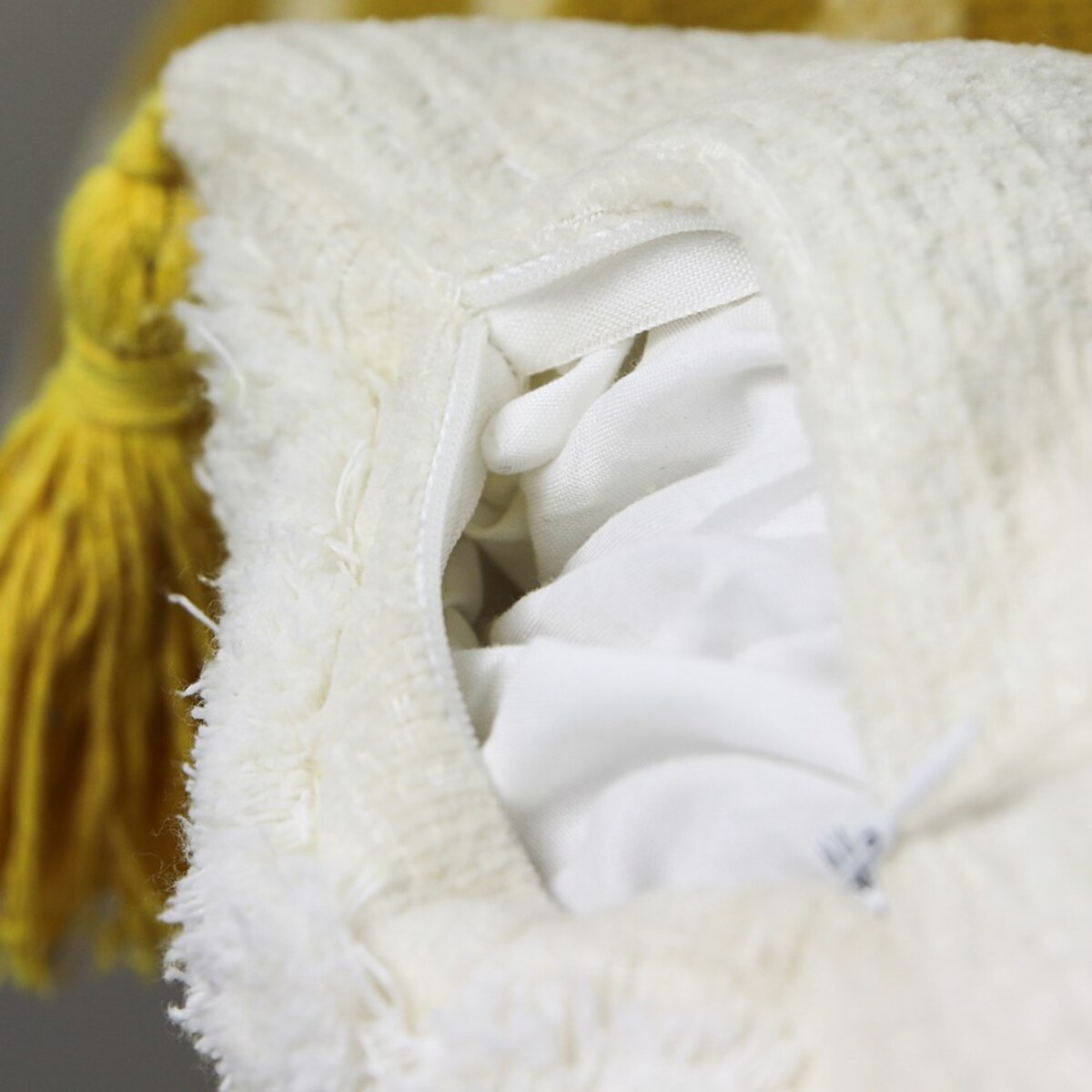 Cuscino design in tessuto jacquard con ricamo giallo 45x45 - Prism