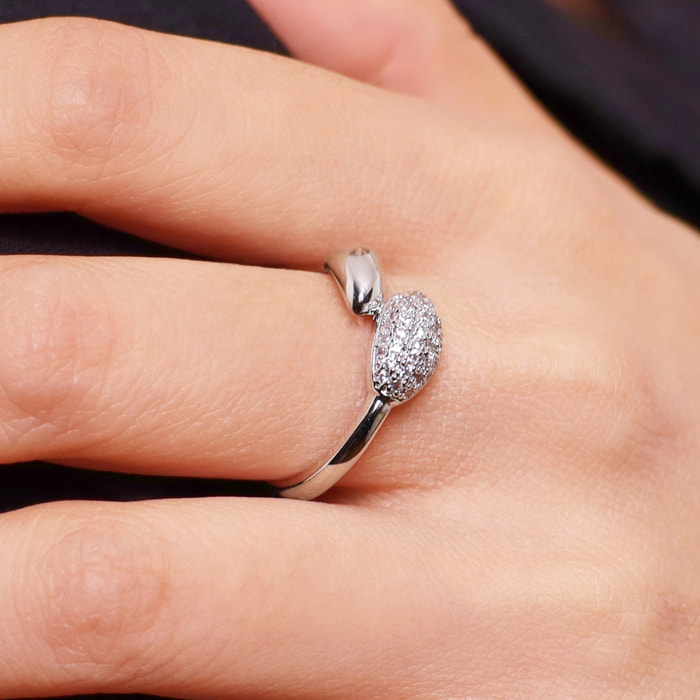 Anello Contrarié Lucido con Pavé di Cubic Zirconia