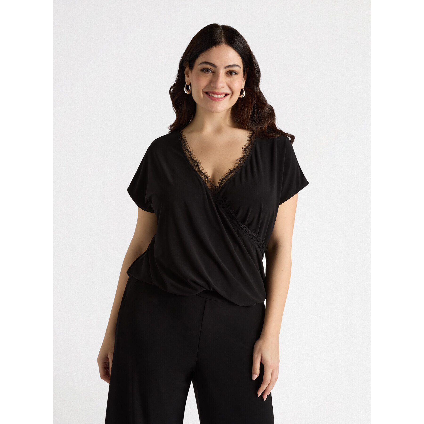Fiorella Rubino - T-shirt con incrocio e bordi in pizzo - Nero