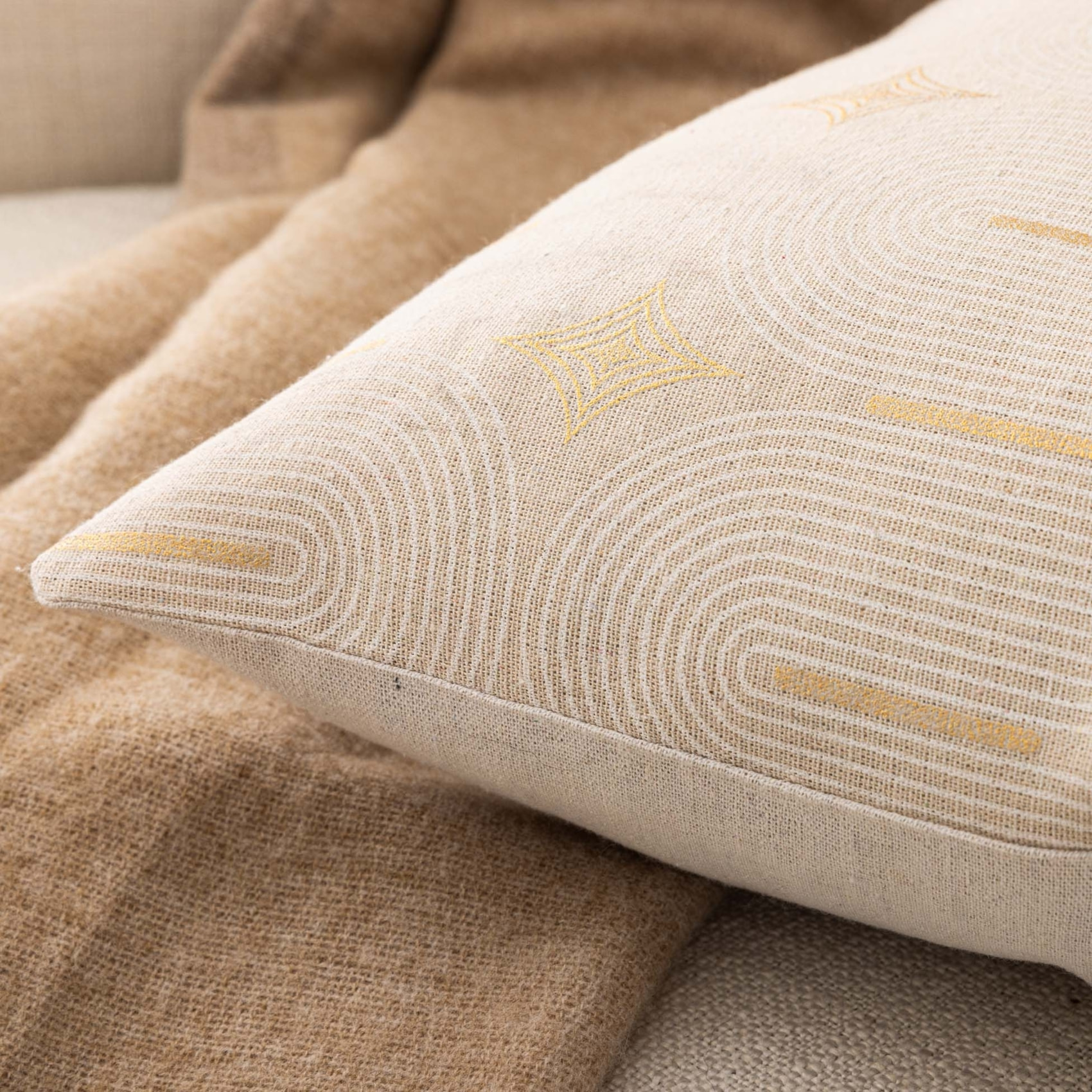 Coussin déhoussable en polycoton à imprimé métallisé - Beige