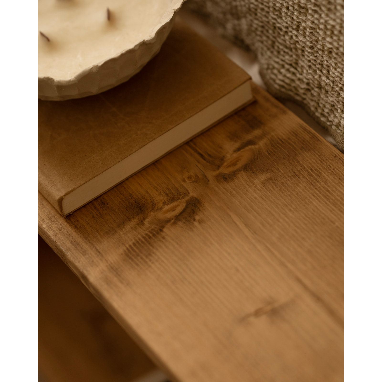 Mobilier d'appoint en bois massif ton chêne foncé avec 1 Mobiliers et 2 séparateur Hauteur: 74 Longueur: 80 Largeur: 20
