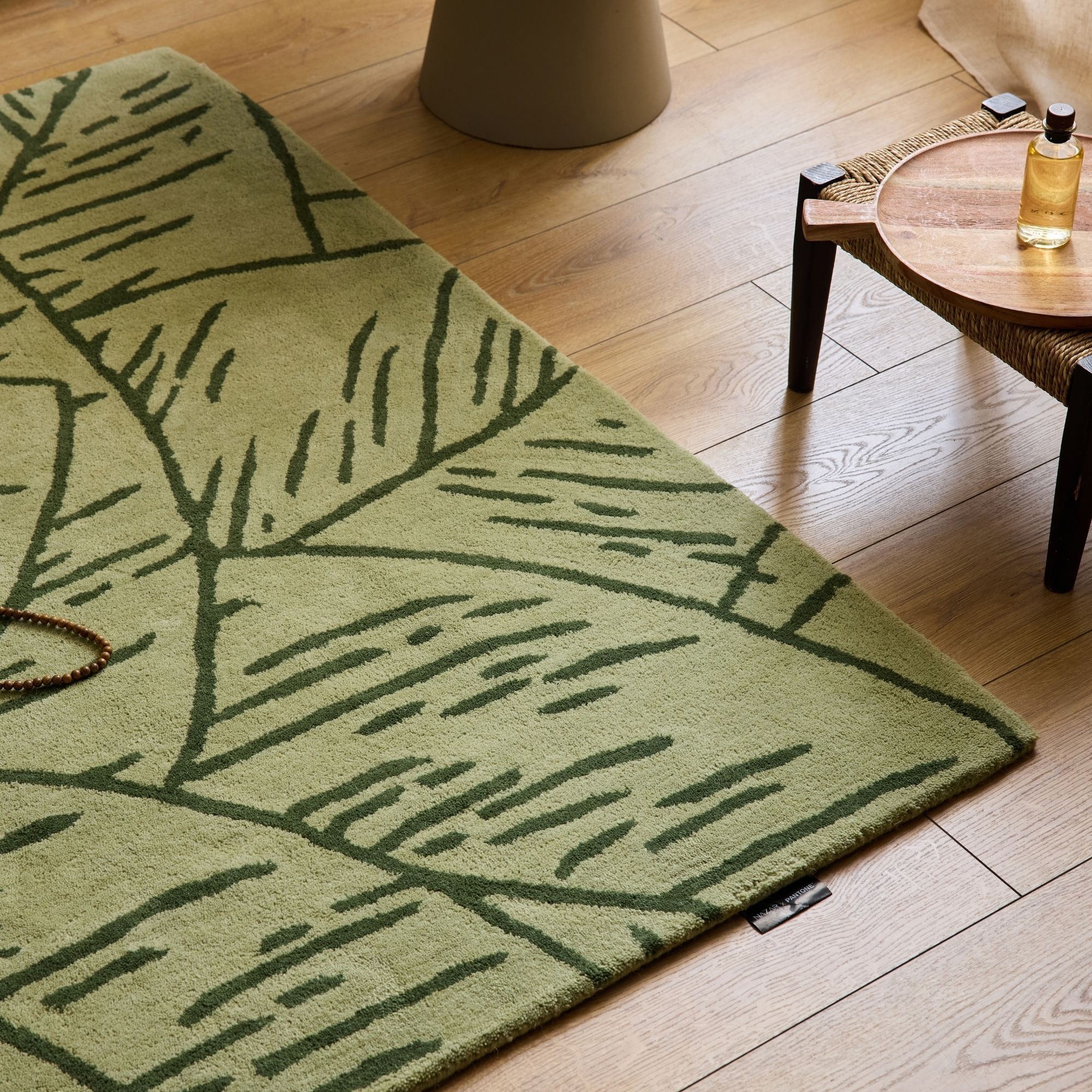 PANTONE - Tapis en laine fait main CEDRE BLANC à motif feuille vert