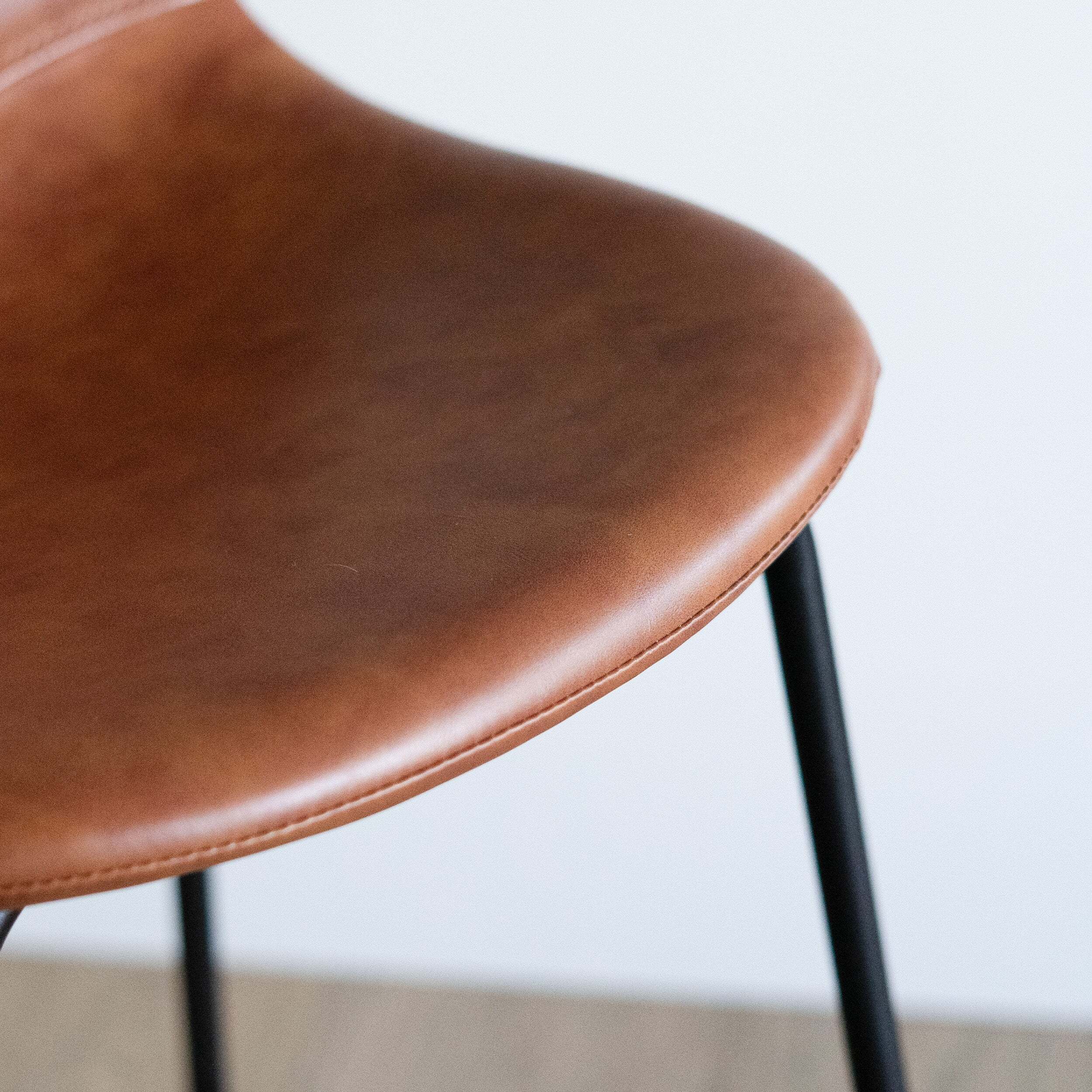 Lot de 2 chaises pour îlot central 65 cm en cuir synthétique camel - Henrik