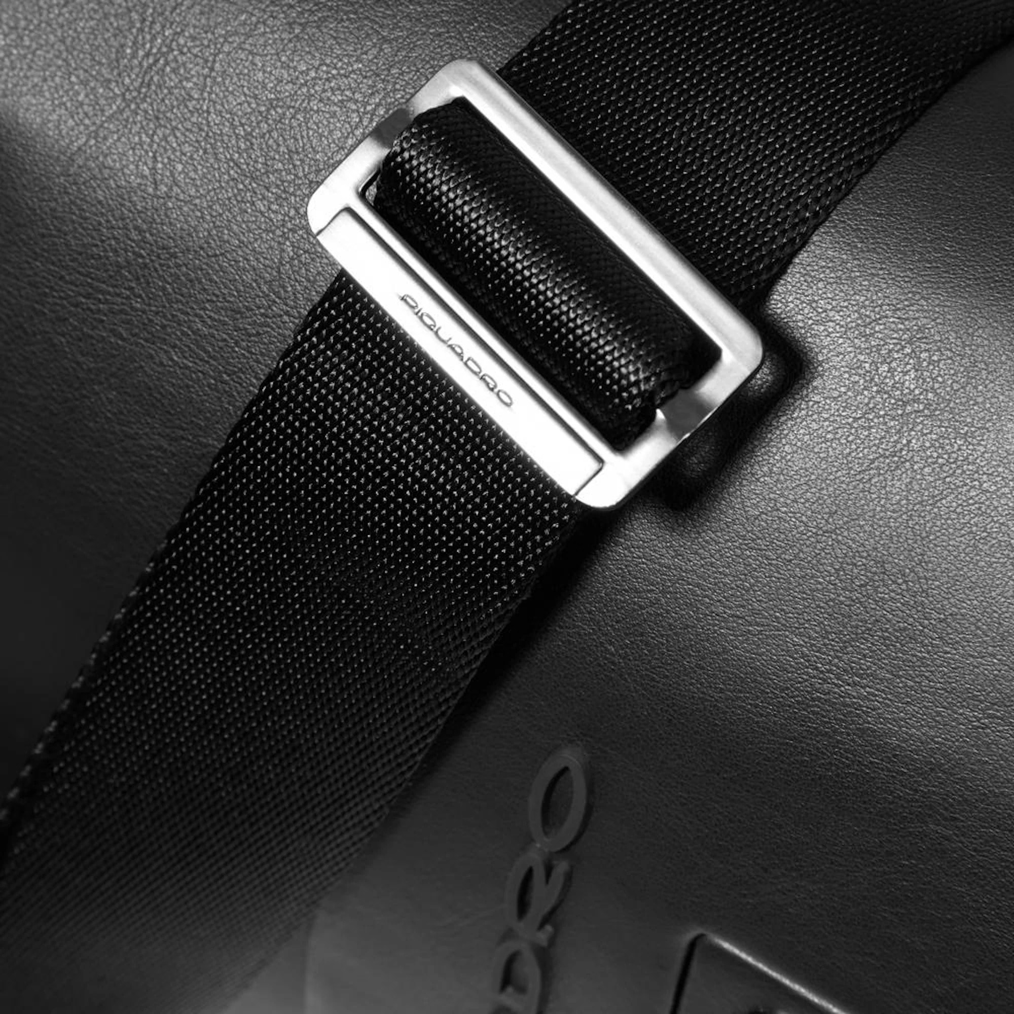 Piquadro Borsa messenger in pelle porta pc con tasca per AirPods®, protezioni antiurto e RFID