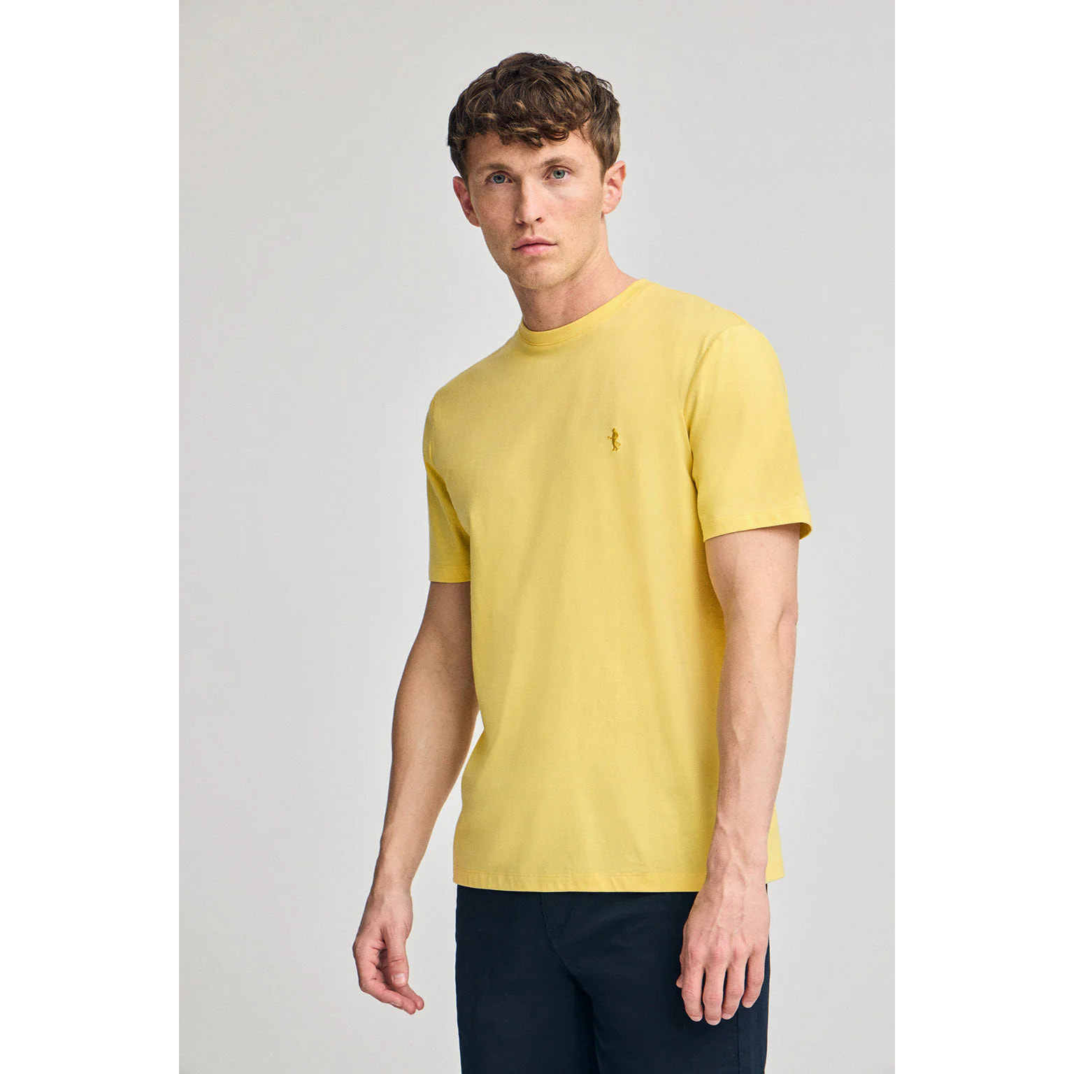 Camiseta amarilla básica de cuello redondo y bordado Rigby Best