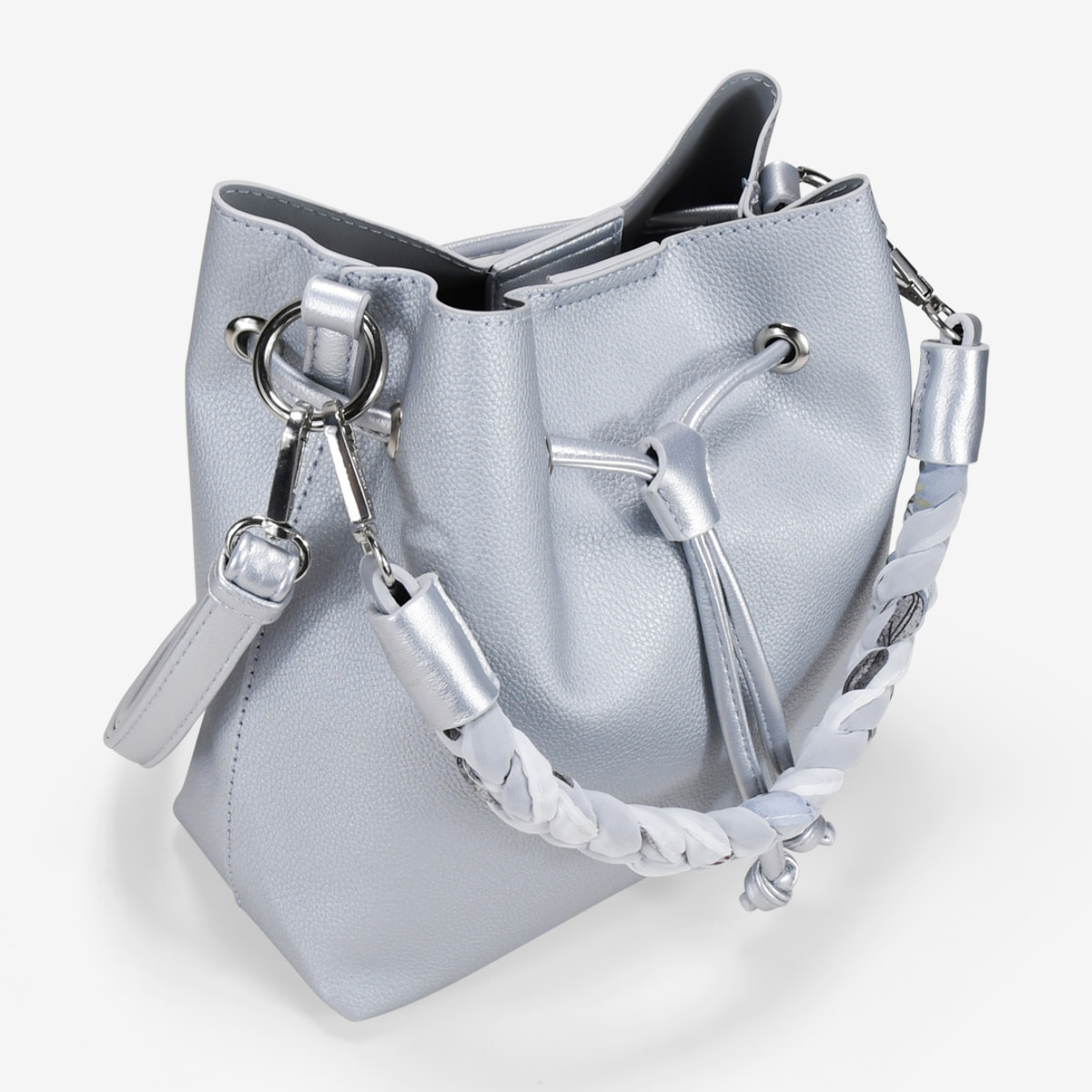 Bolso de mano plateado con asa de pañuelo