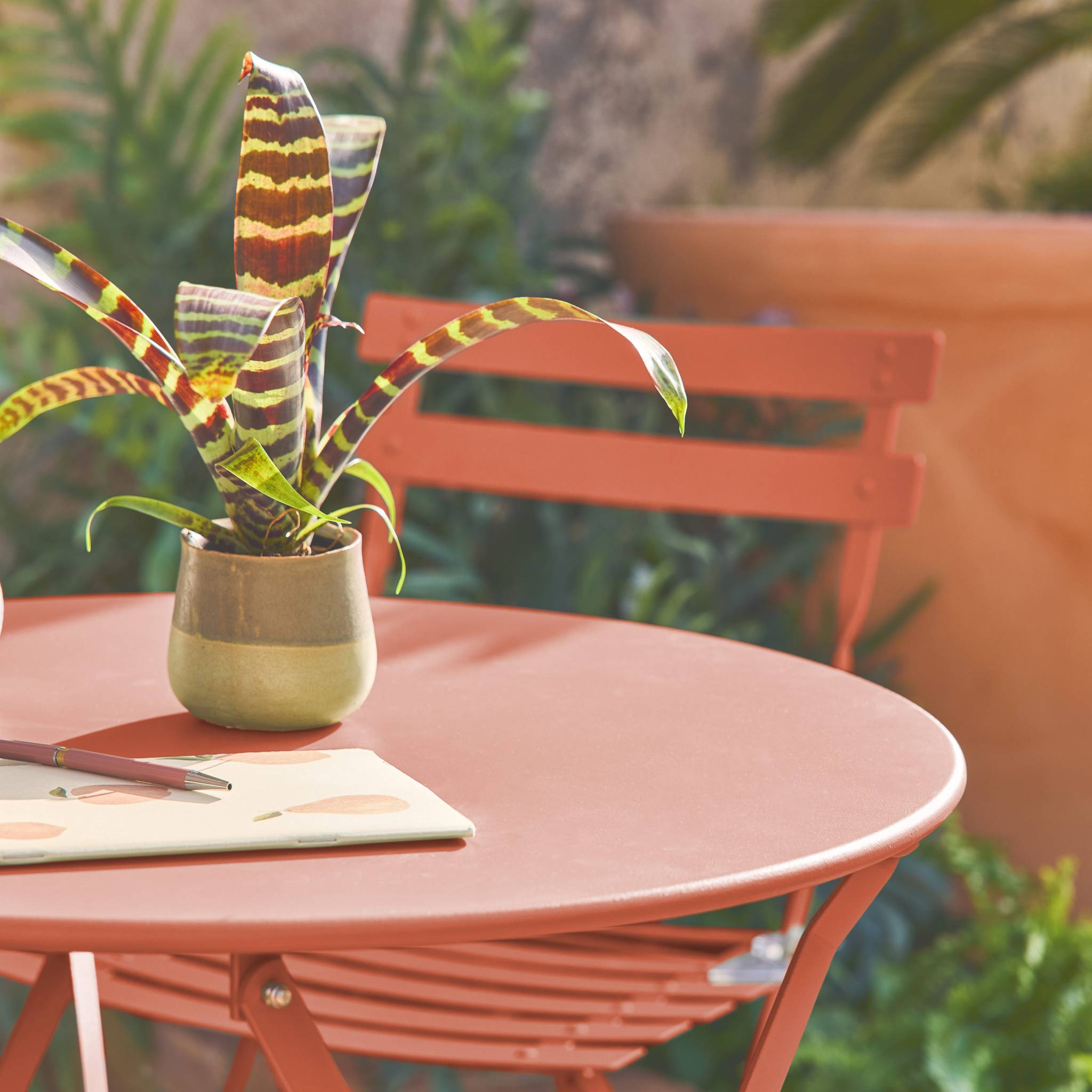 Table de jardin bistrot pliante métal + 2 assises terracotta Ø60 x 70cm. acier thermolaqué