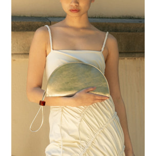 Bolso de mano dorado media luna con cremallera