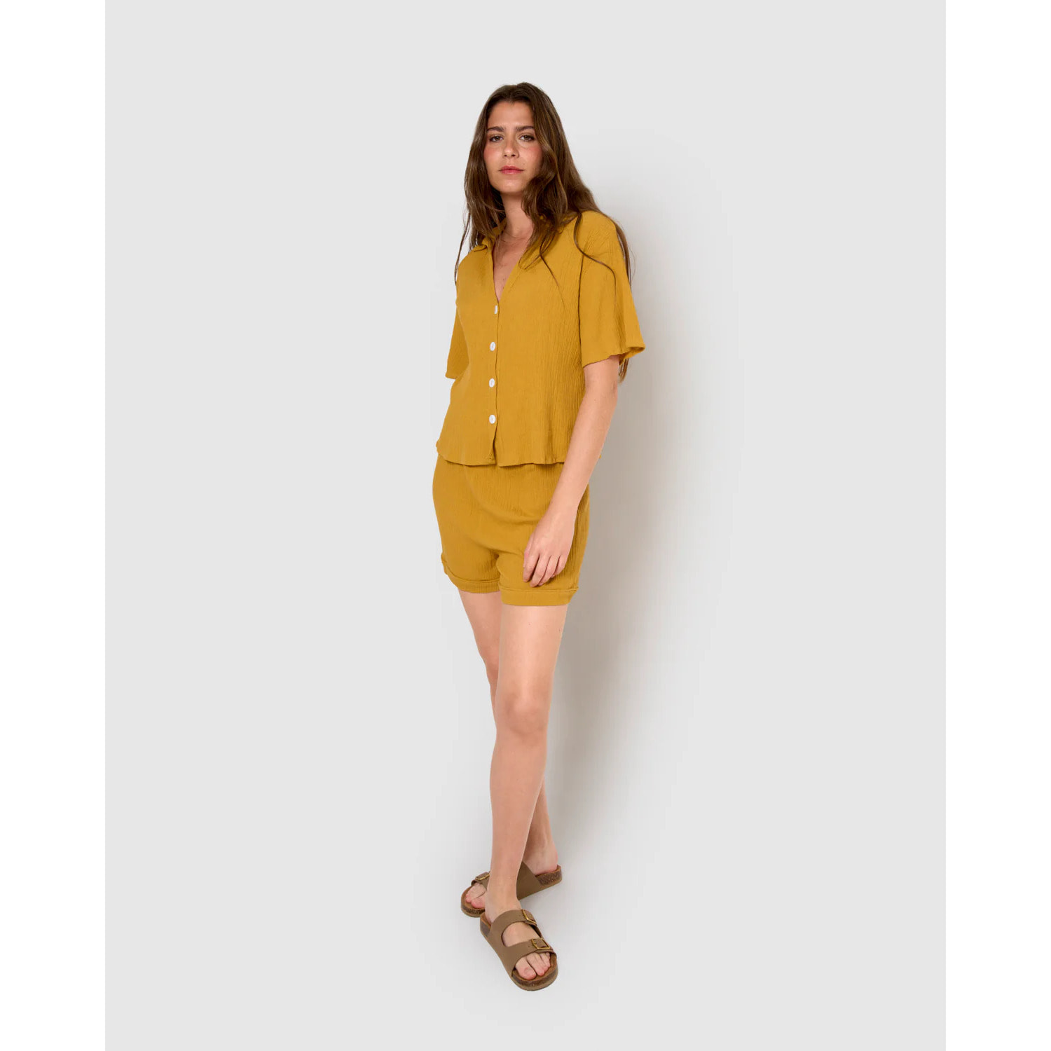 Set de camisa y short de algodón lino ocre