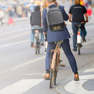 Indicatori di direzione dello zaino con luci a LED lampeggianti. Tasca imbottita per laptop. Schienale e spallacci imbottiti. Connessione USB